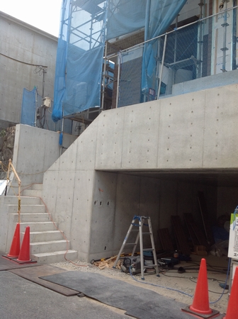 掘り込みガレージ造っています。その3⑥兵庫・大阪で建てるデザイン注文住宅。宝塚・西宮・芦屋・神戸の鉄筋コンクリート住宅・ＲＣ住宅なら三和建設。