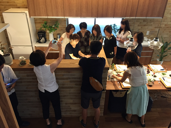 セミナー終了後は、柴村さんが実際にコーディネートされたキッチンにみなさんお集まり