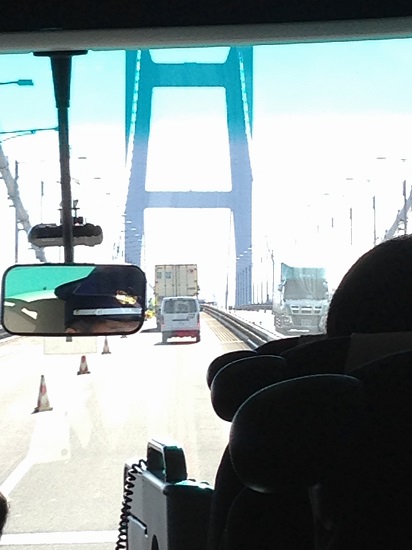 バスはいよいよ瀬戸大橋を渡ります。