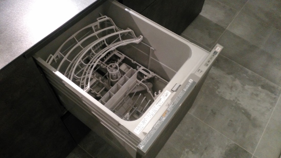 国産のリンナイ製食器洗乾燥機（内部）