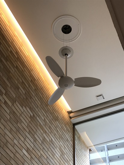 吹き抜けのシーリングファン どうやって掃除するの 電動昇降機を使う手があります 三和建設のコンクリート住宅 ｂｌｏｇ