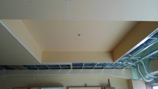 天井にはエアコン用の先行配管