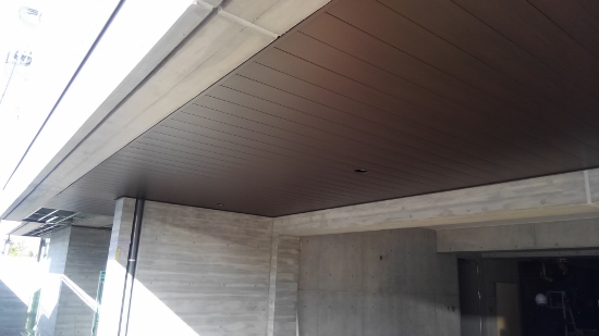 ビルトインガレージ前の天井には金属製の軒天材