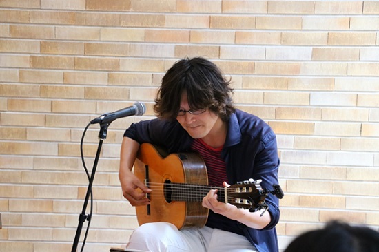 シンガーソングライターでギタリストの岡崎泰正さん