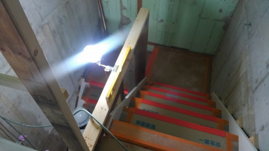長らく仮設のはしごだった場所に、階段が設置