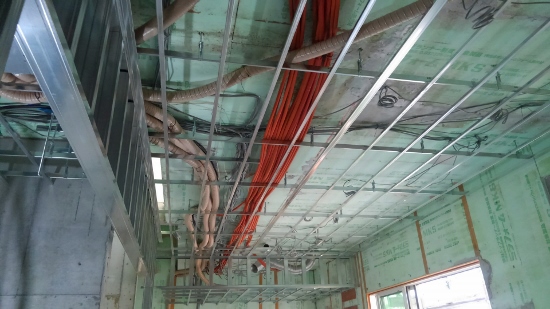 天井下地の間にたくさんの設備配管や配線、換気ダクト①