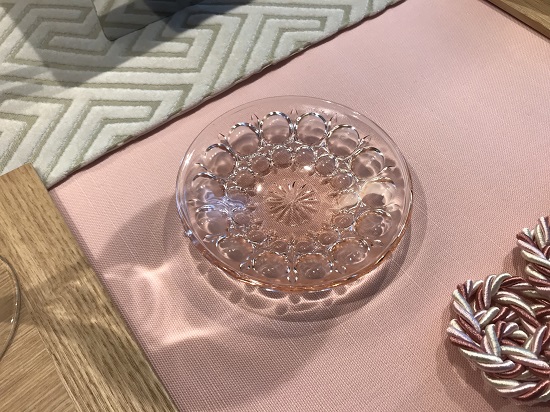 コーラルピンクのガラス豆皿