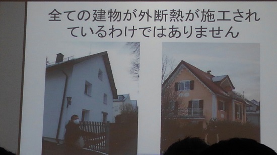 環境先進国ドイツの現状　外断熱（写真左、窓周りが凹んでいるのが特徴）、内断熱（写真右）