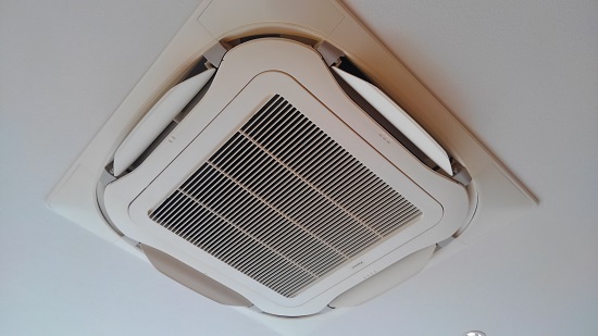 エアコンは天井埋込カセット型を2基