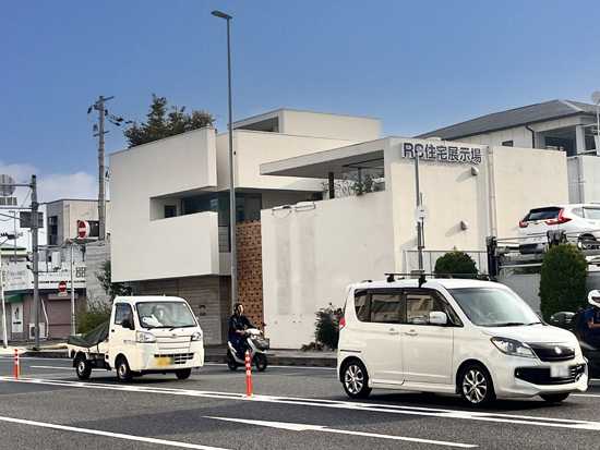 塗りの外壁_光触媒_懸垂幕の跡