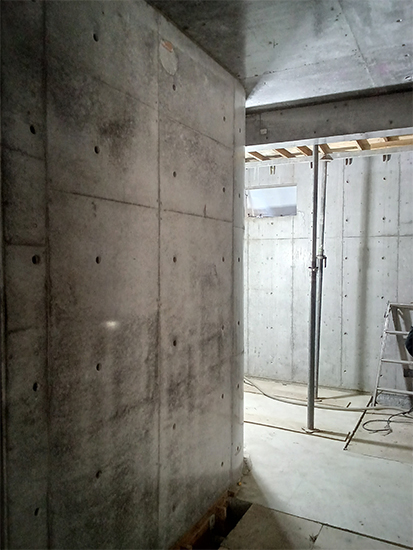 RC住宅構造現場_打放し壁_室内