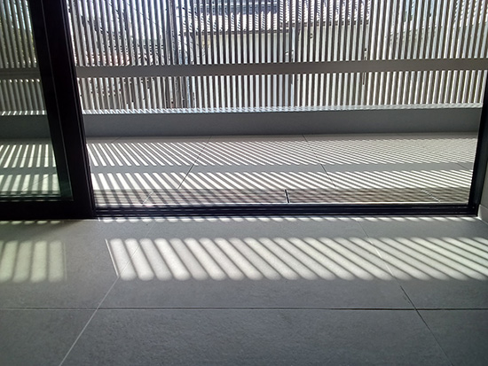 RC住宅完成見学会レポート_ルーバー越の光②